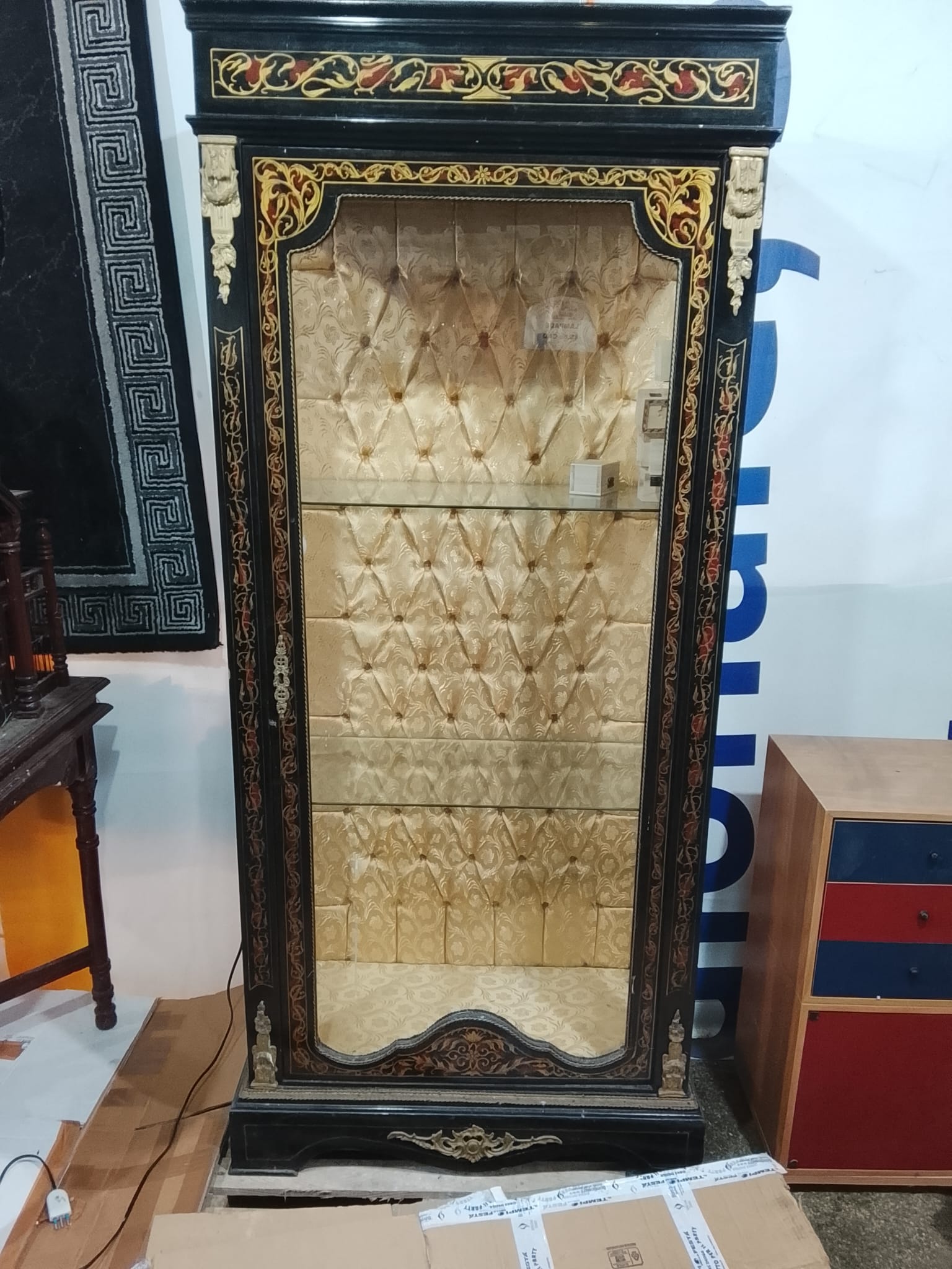 vetrina-napoleone-iii-ebanizzata-con-intarsi-e-bronzi-interno-capitonné